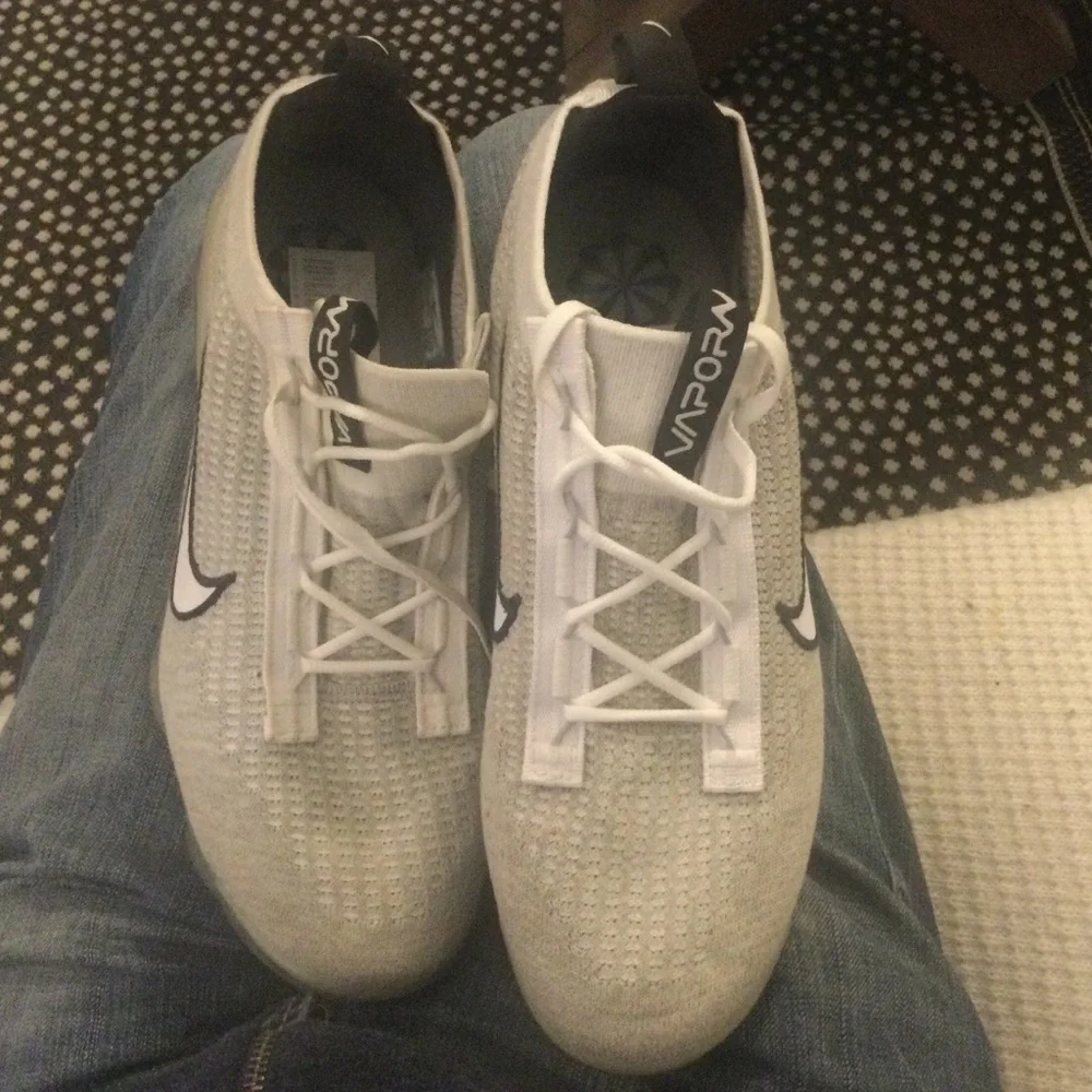 NIKE AIR VAPORMAX MONOCHROME. NEW WITHOUT BOX.
